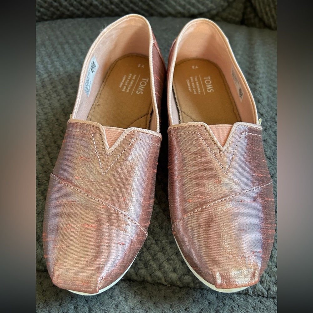 Youth girls’ pink Toms sz Y3